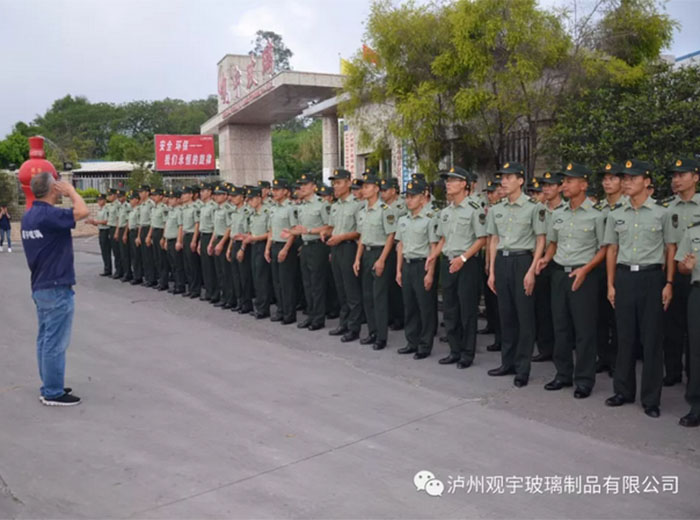 嘉明部队官兵参观访问888游戏集团大厅玻璃