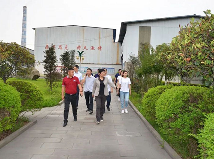 贵州省习水县经开区领导莅临888游戏集团大厅玻璃考察