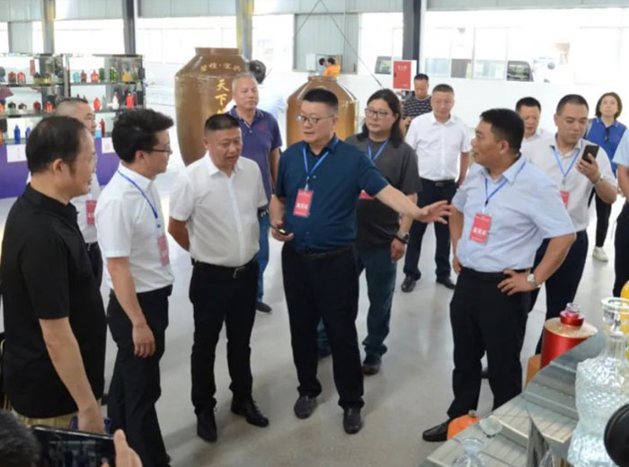 倡导文化融合 促进产业融合｜隆昌市陶瓷产业高质量发展研讨会走进888游戏集团大厅实业基地
