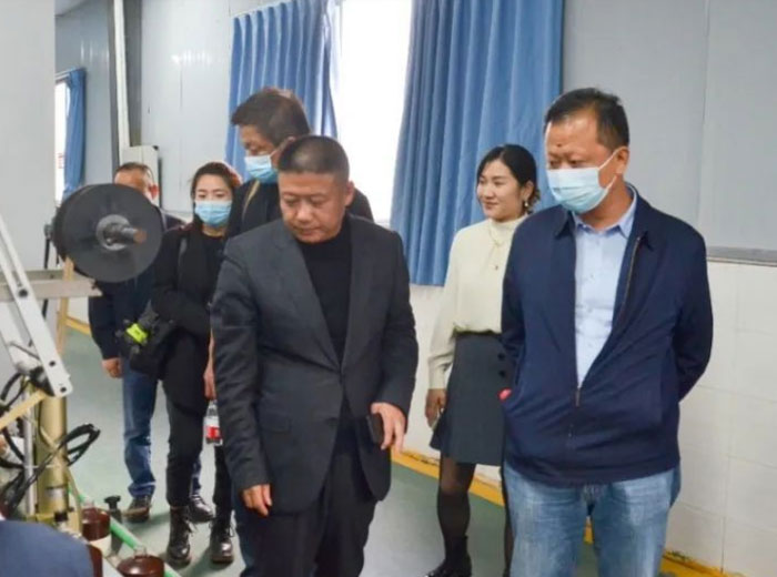 四川全兴酒业领导莅临888游戏集团大厅玻璃集团交流
